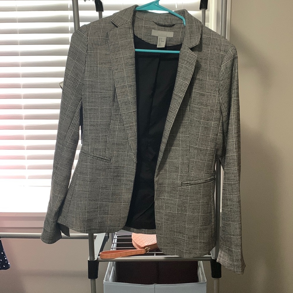 Great staple suit jacket for women! Flattering cut!